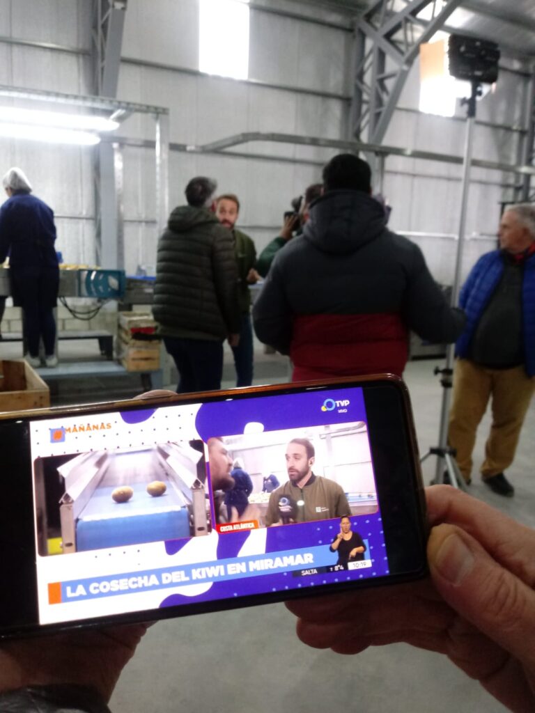 “1° Fiesta del Kiwi – Mar y Sierras” El móvil de la Tv Pública realizó salidas en vivo como parte de la promoción de esta fiesta.